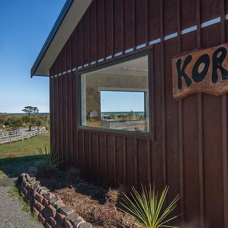 Koru Beachfront Holiday Cabins & Hot Tub Barrytown Exteriör bild
