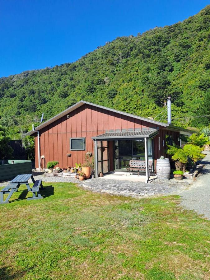 Koru Beachfront Holiday Cabins & Hot Tub Barrytown Exteriör bild