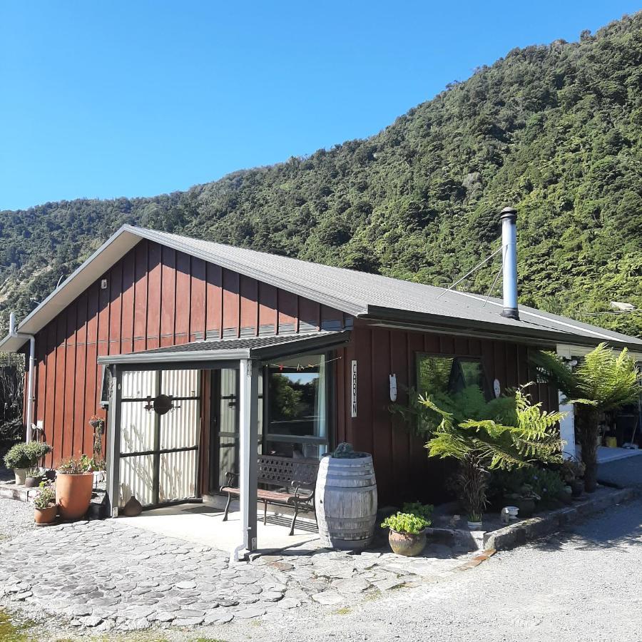 Koru Beachfront Holiday Cabins & Hot Tub Barrytown Exteriör bild