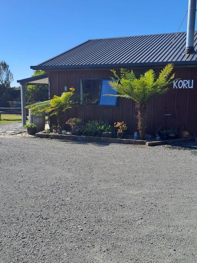 Koru Beachfront Holiday Cabins & Hot Tub Barrytown Exteriör bild