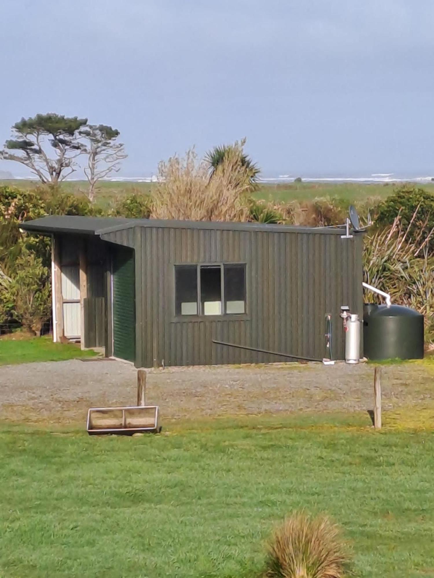 Koru Beachfront Holiday Cabins & Hot Tub Barrytown Exteriör bild