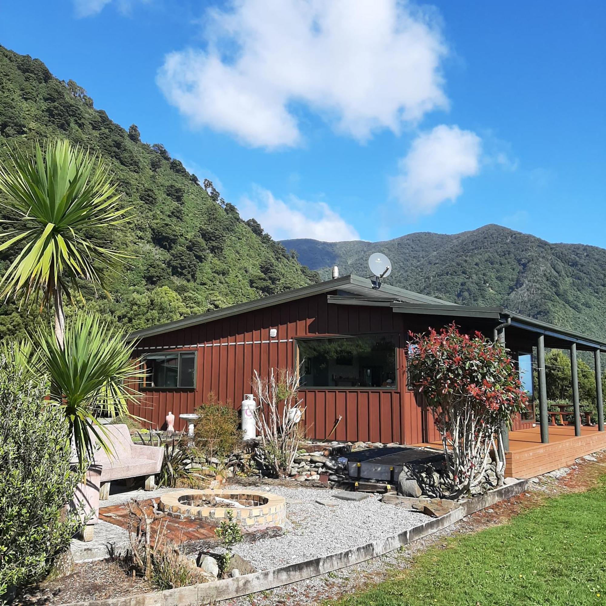 Koru Beachfront Holiday Cabins & Hot Tub Barrytown Exteriör bild