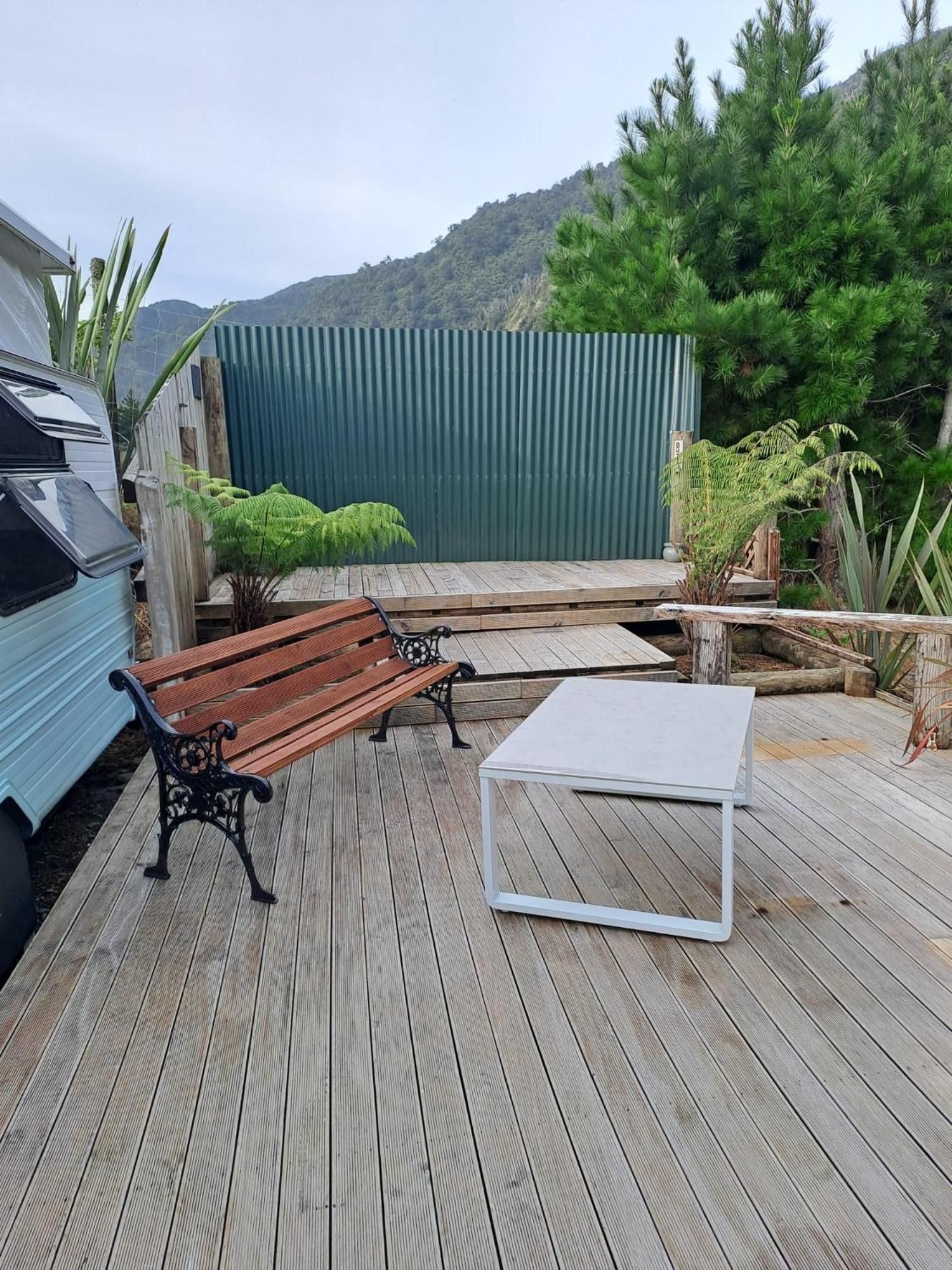 Koru Beachfront Holiday Cabins & Hot Tub Barrytown Exteriör bild