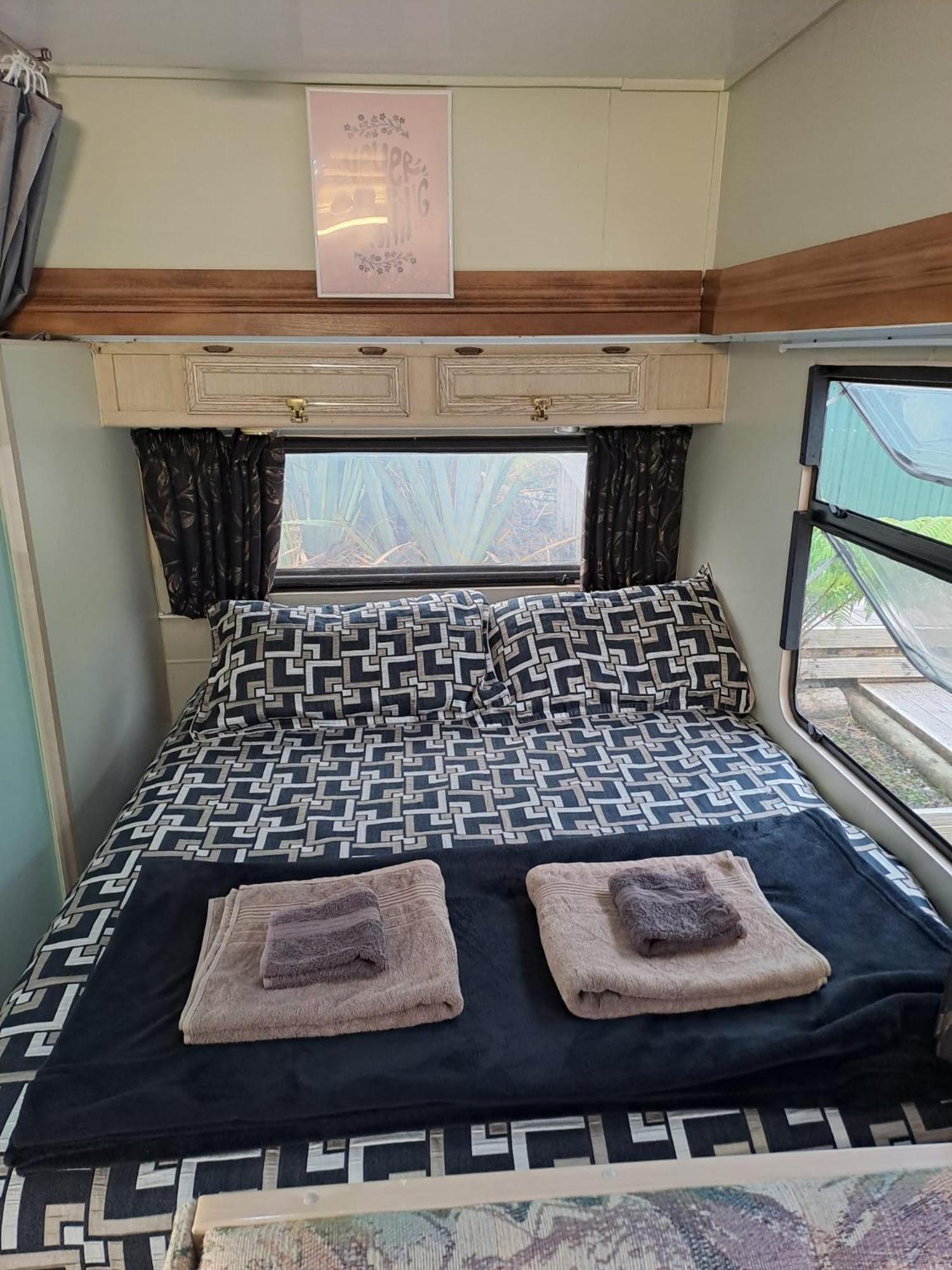 Koru Beachfront Holiday Cabins & Hot Tub Barrytown Exteriör bild