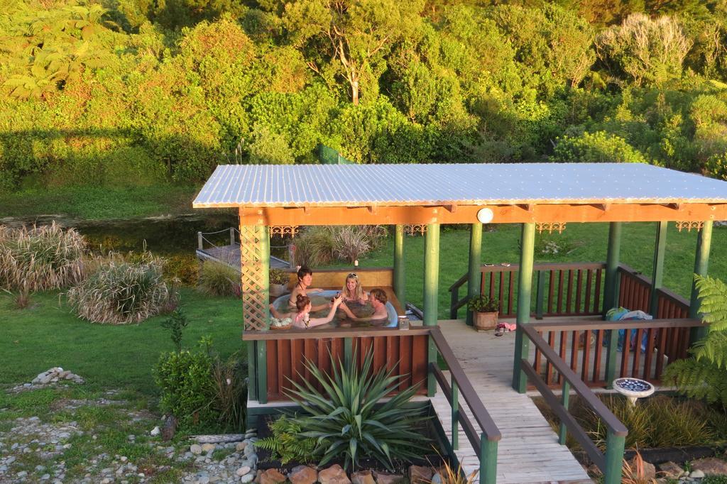 Koru Beachfront Holiday Cabins & Hot Tub Barrytown Exteriör bild