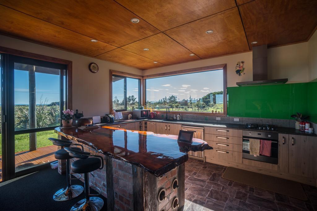 Koru Beachfront Holiday Cabins & Hot Tub Barrytown Exteriör bild