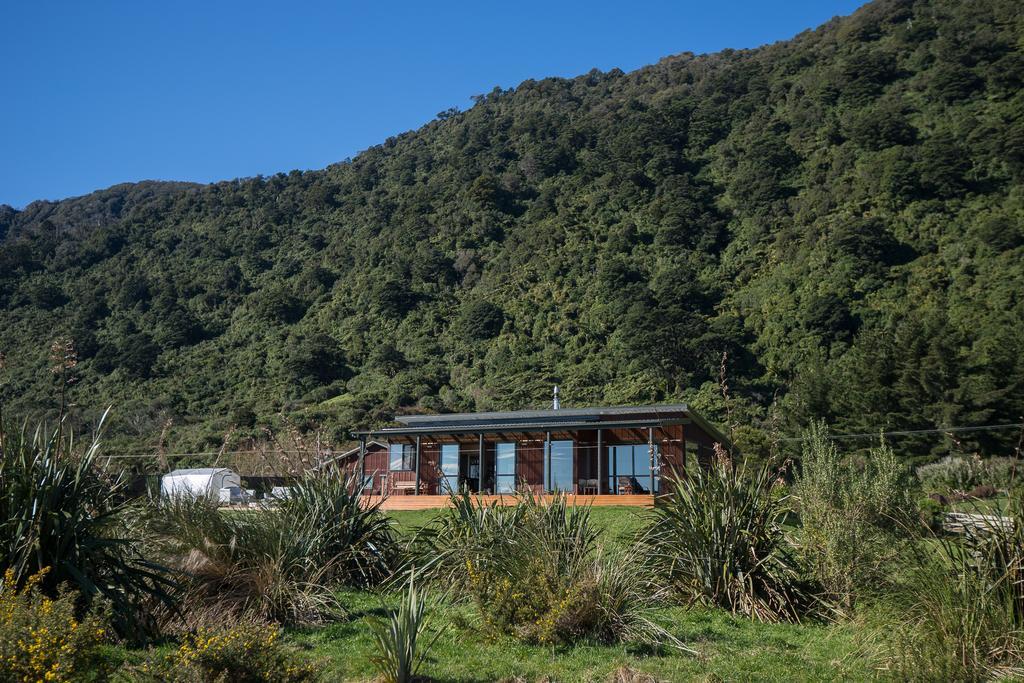 Koru Beachfront Holiday Cabins & Hot Tub Barrytown Exteriör bild