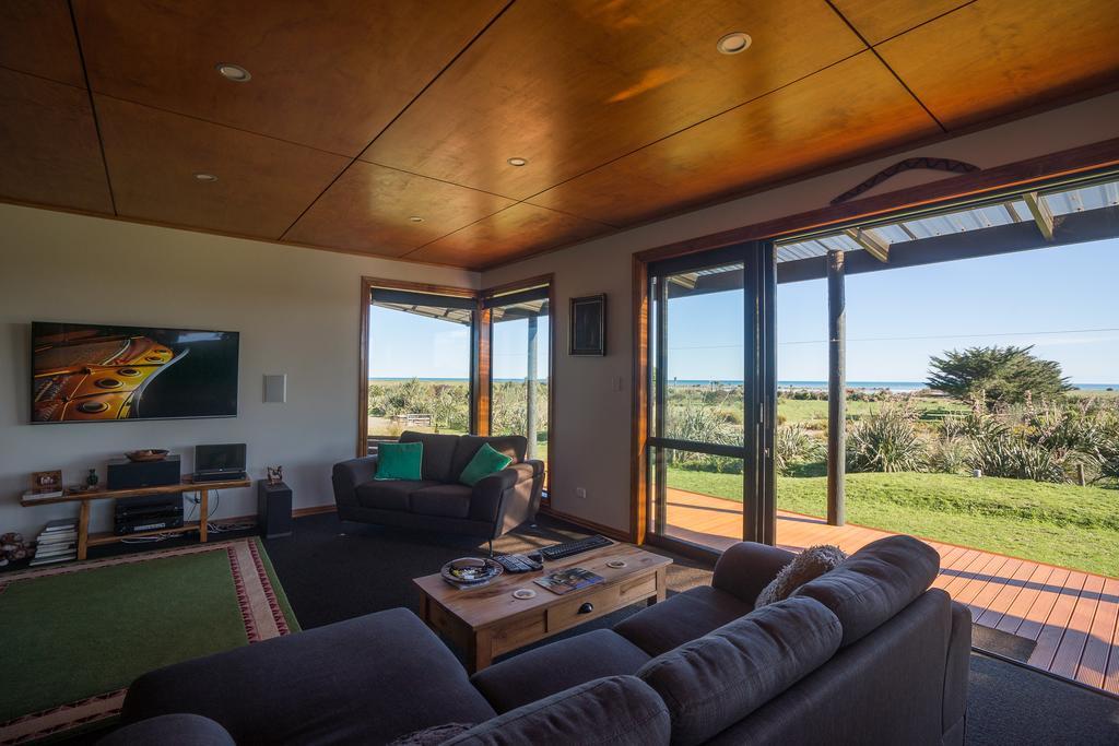 Koru Beachfront Holiday Cabins & Hot Tub Barrytown Exteriör bild