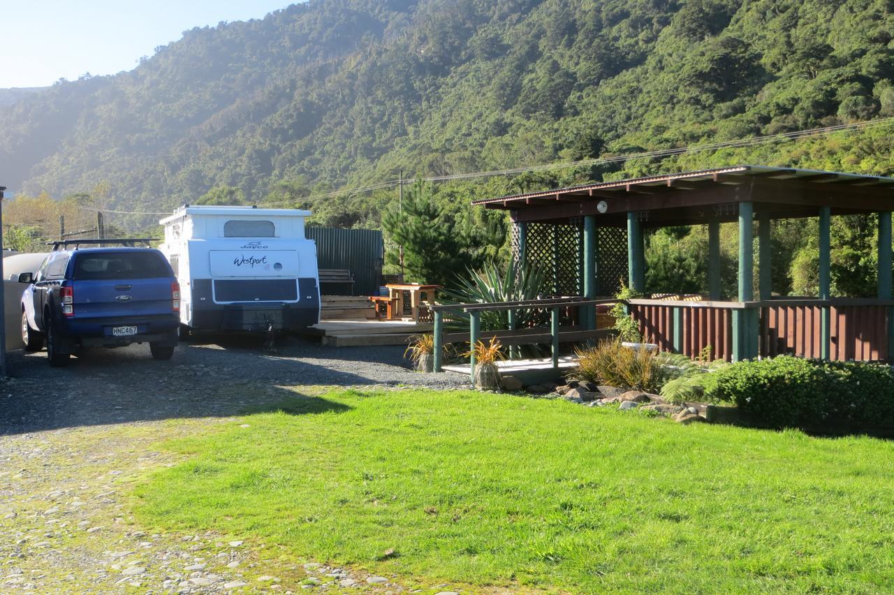 Koru Beachfront Holiday Cabins & Hot Tub Barrytown Exteriör bild