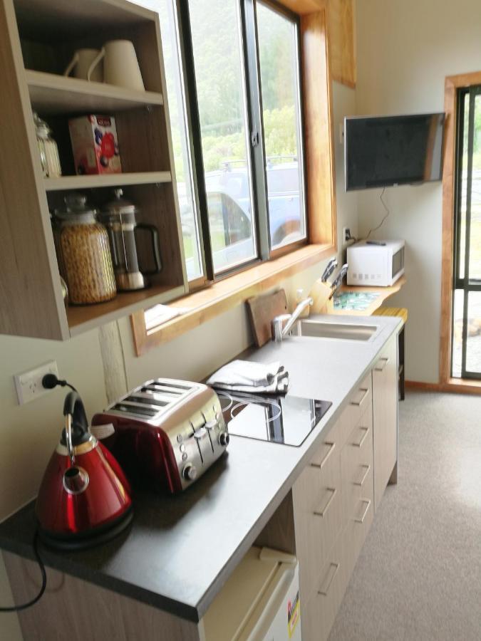 Koru Beachfront Holiday Cabins & Hot Tub Barrytown Exteriör bild